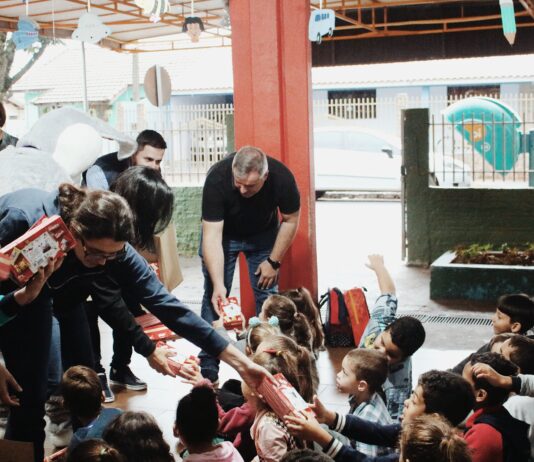 PREFEITURA MUNICIPAL DE CAMBIRA REALIZA ENTREGA DE CHOCOLATES PARA TODOS OS ALUNOS DA REDE MUNICIPAL DE ENSINO