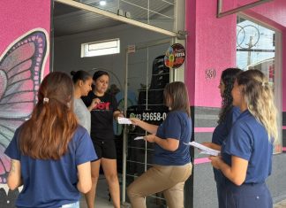 Ação de conscientização orienta população com entrega de panfletos no comércio local