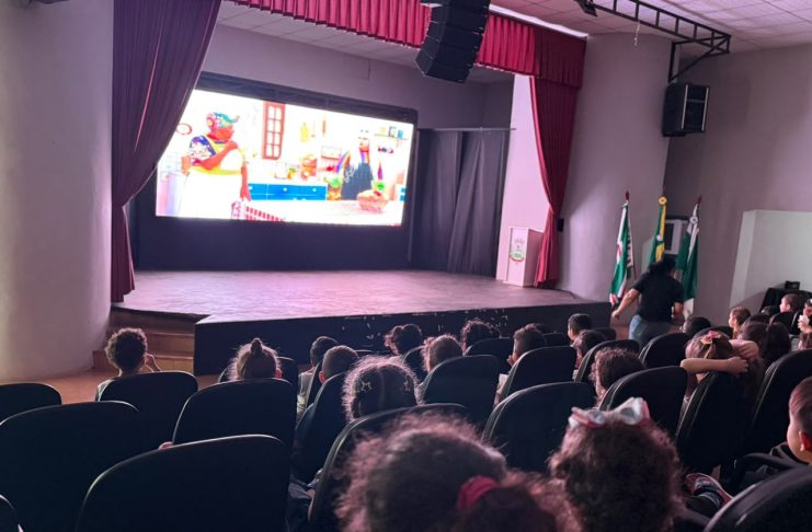 CMEI Anice Comar leva crianças ao anfiteatro para atividade sobre o folclore brasileiro
